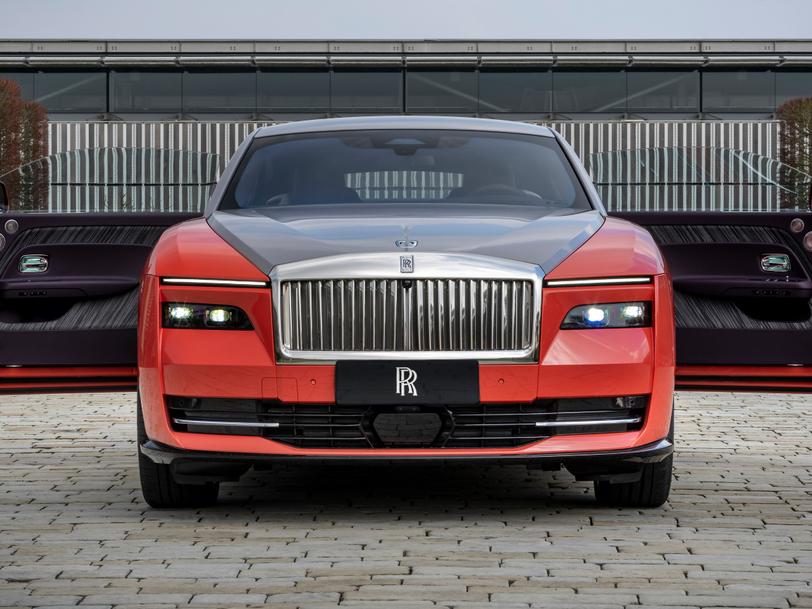 Вид спереди на автомобиль Rolls-Royce Spectre Escapism 2024 года