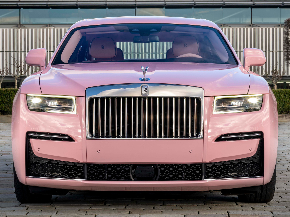 Розовый автомобиль Rolls-Royce Ghost вид спереди
