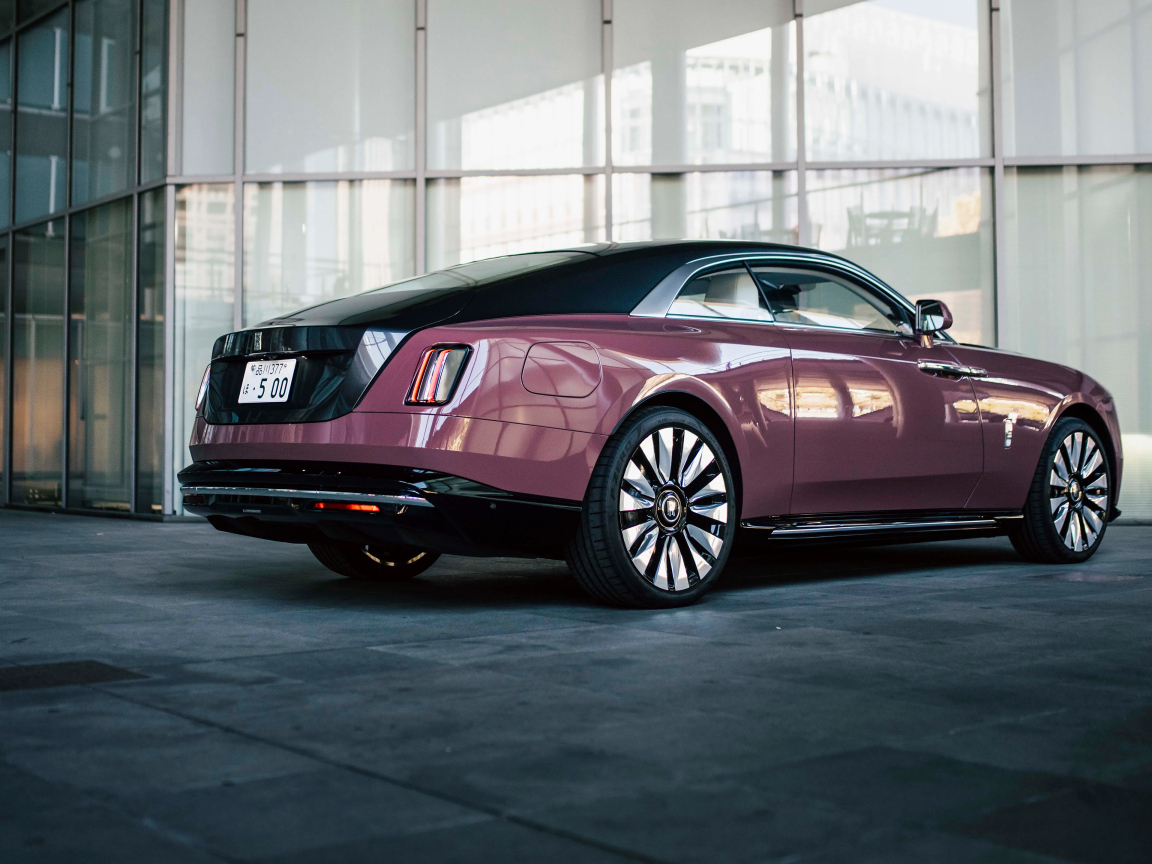 Вид сзади на автомобиль Rolls-Royce Spectre 2024 года