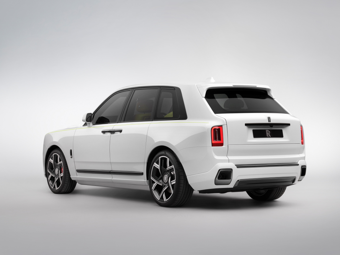 Вид сзади на автомобиль Rolls-Royce Black Badge Cullinan Series II