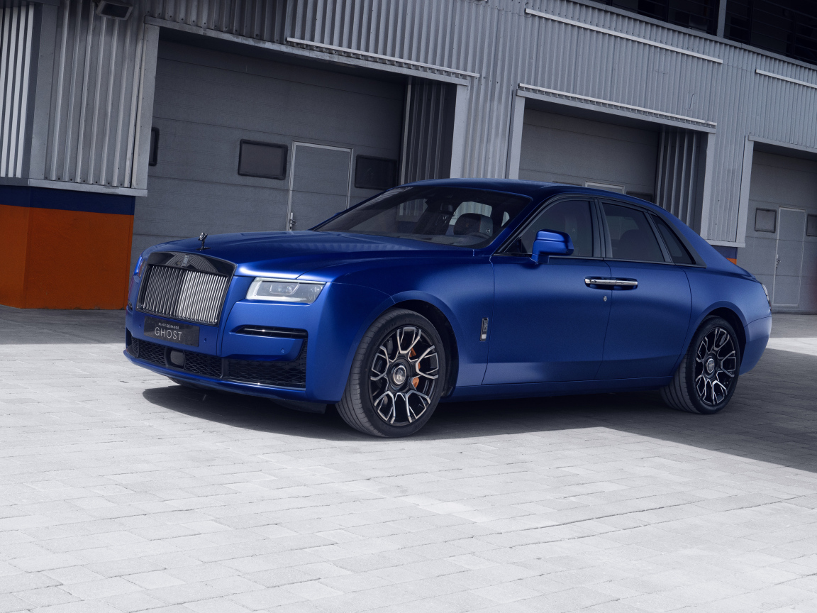 Автомобиль Rolls-Royce Black Badge Ghost у здания