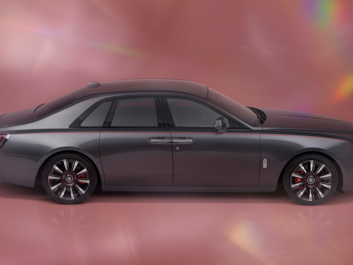 Автомобиль Rolls-Royce Ghost Prism  вид сбоку на розовом фоне