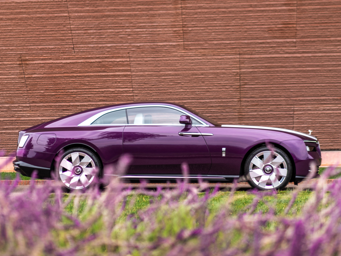 Автомобиль Rolls-Royce Spectre у здания