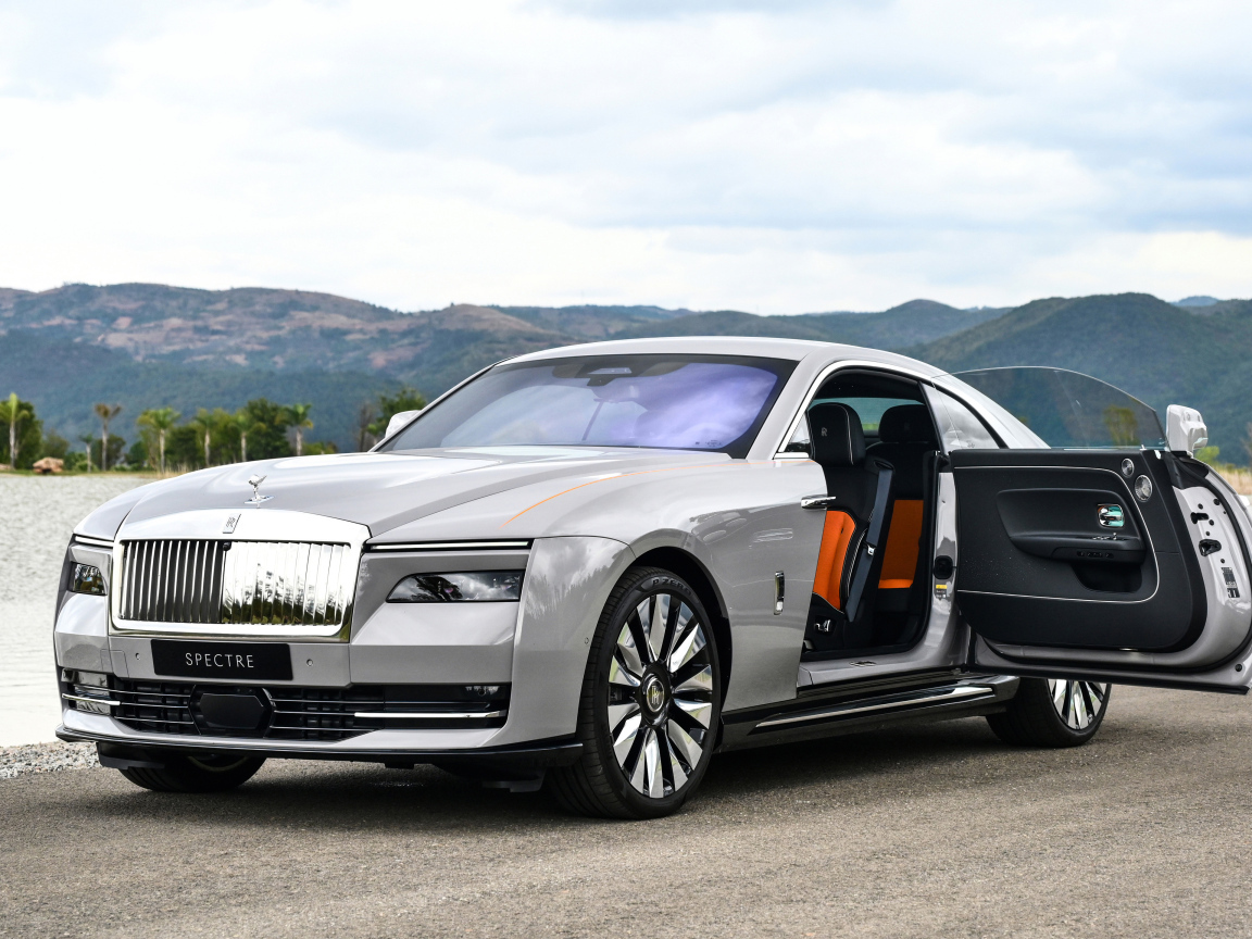 Открытая дверь автомобиля Rolls-Royce Spectre