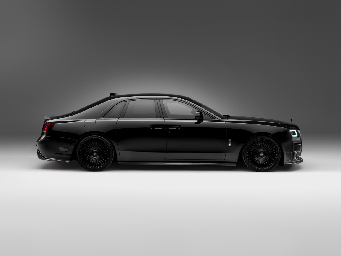 Вид сбоку на черный автомобиль Rolls-Royce Ghost