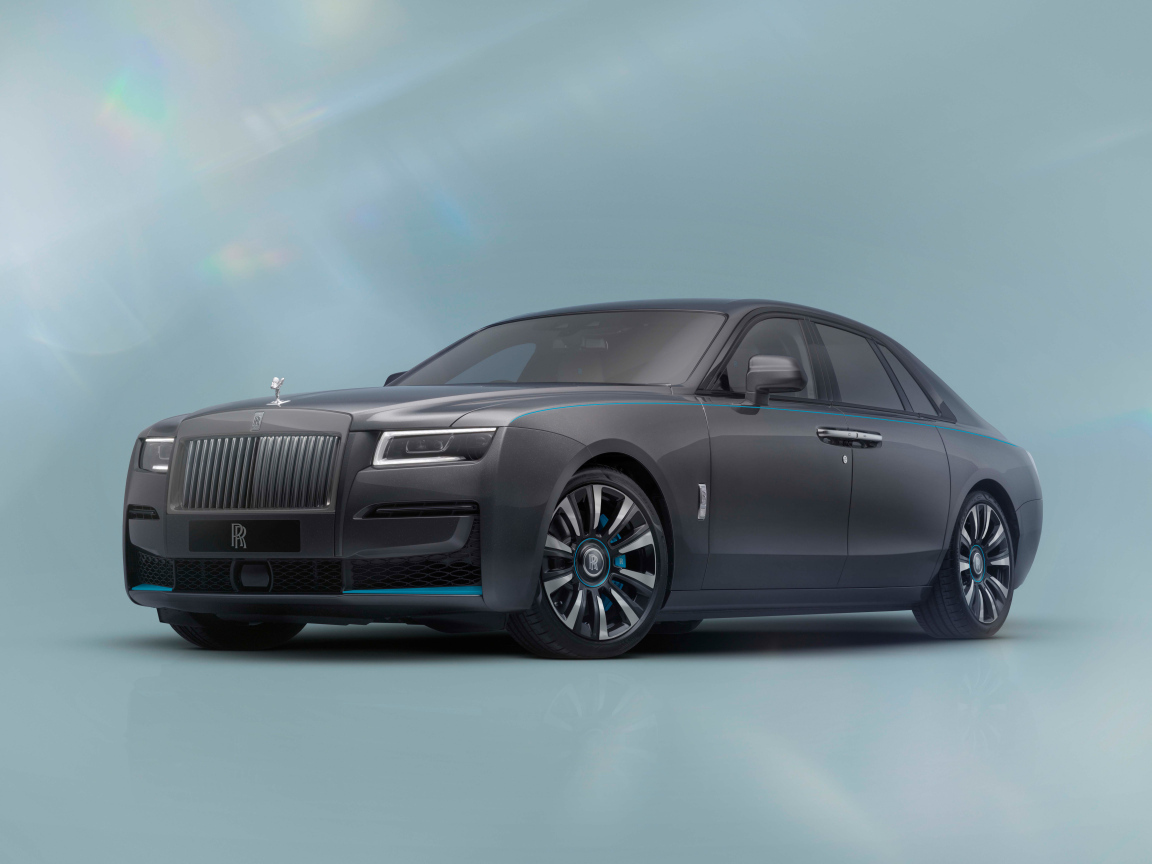Серебристый автомобиль Rolls-Royce Ghost Prism Gunmetal Grey With Turchese