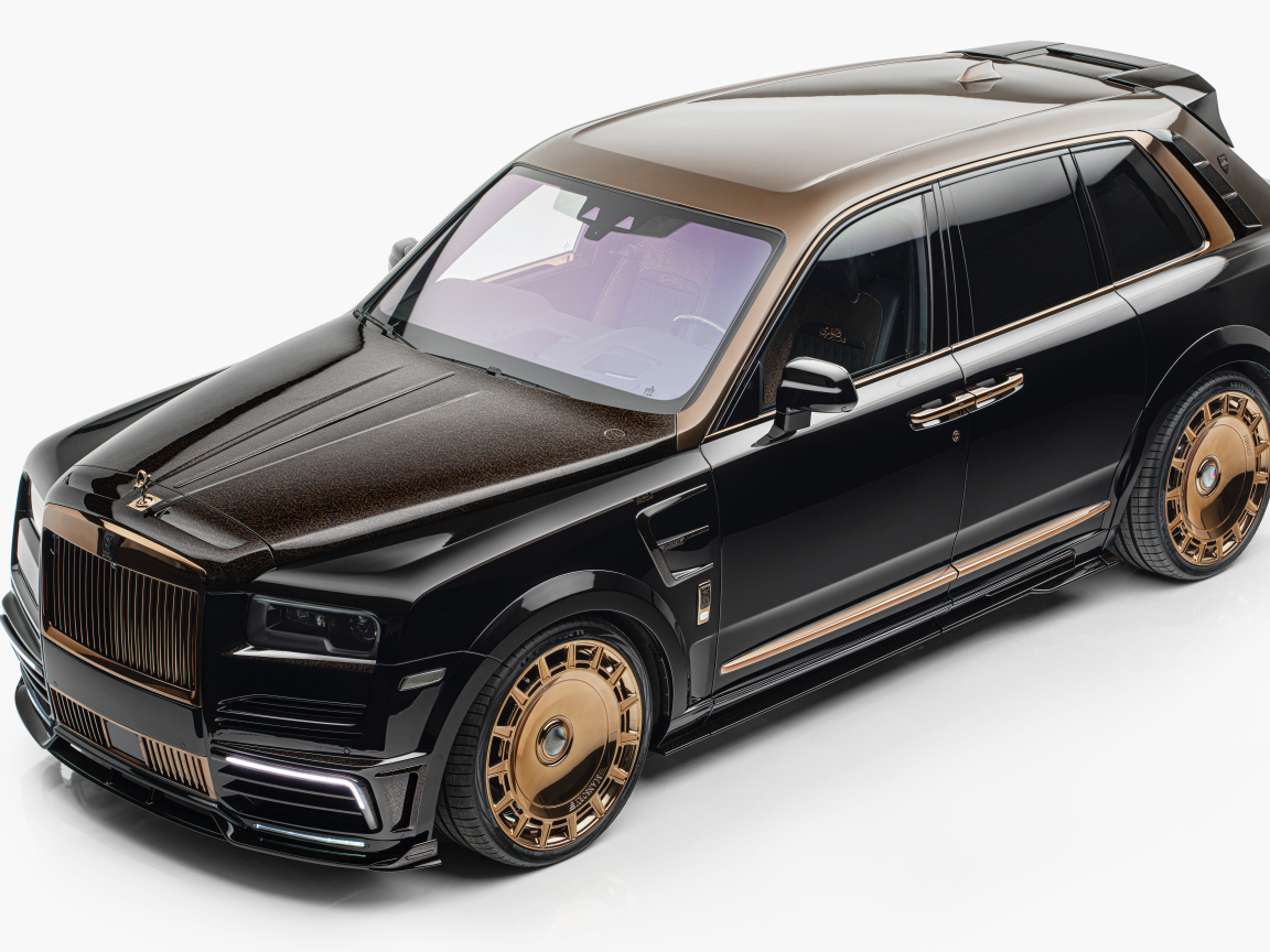 Вид сверху на черный автомобиль Mansory Rolls-Royce Cullinan LINEA DArabo 2024 года