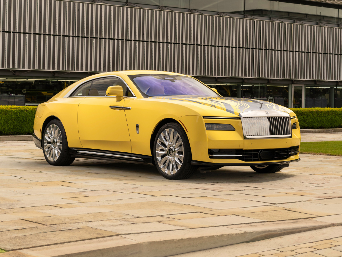 Желтый автомобиль Rolls-Royce Spectre Semaphore
