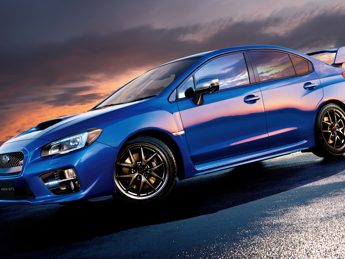 Синий автомобиль Subaru Impreza WRX STI