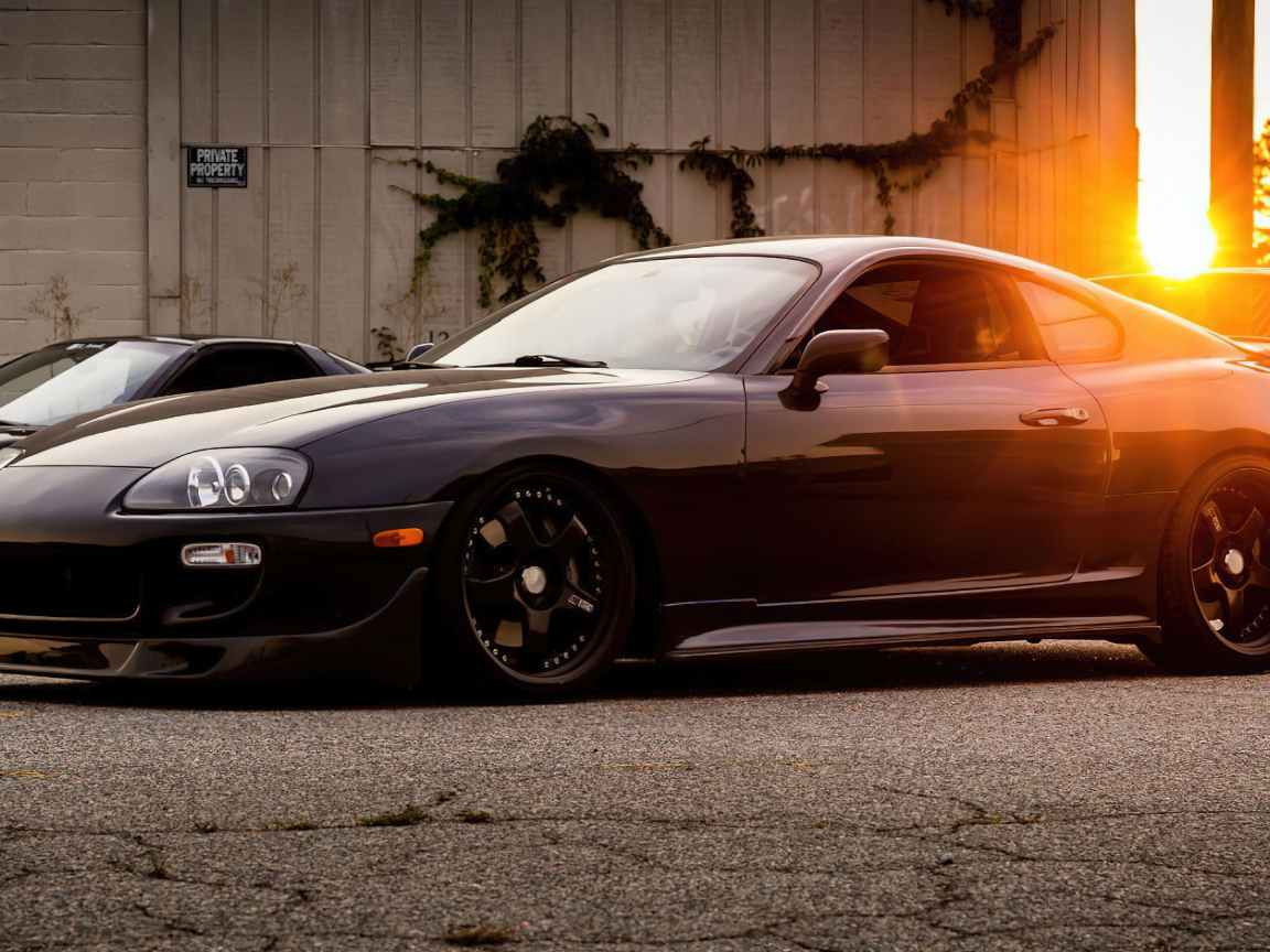 Черный автомобиль Toyota Supra Classic в лучах солнца
