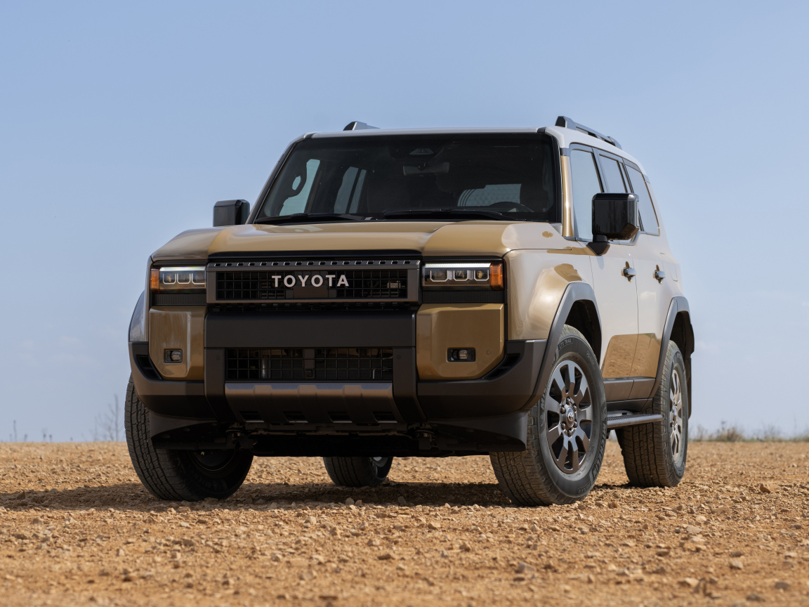 Вид спереди на автомобиль Toyota Land Cruiser 2024 года