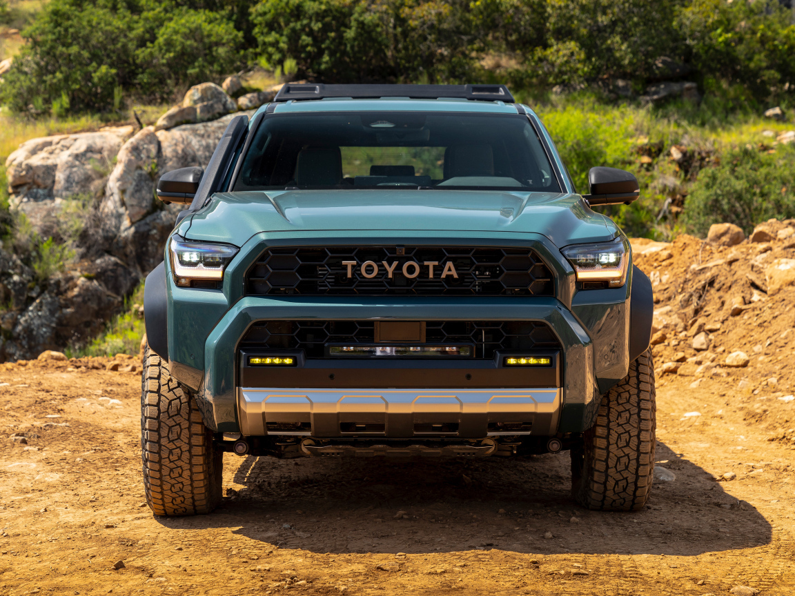 Вид спереди на внедорожник Toyota 4Runner Trailhunter 2025 года