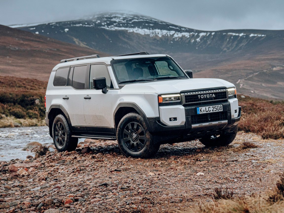 Внедорожник Toyota Land Cruiser в горах