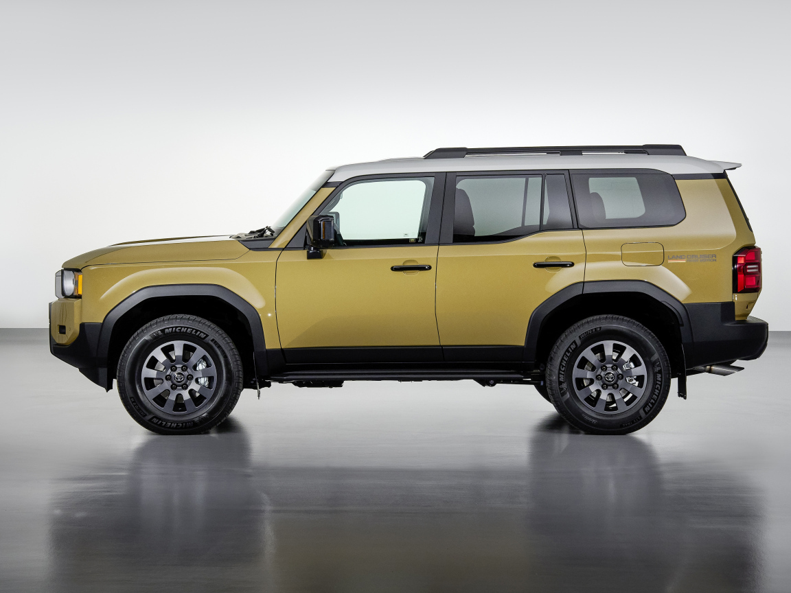Вид сбоку на автомобиль Toyota Land Cruiser First Edition