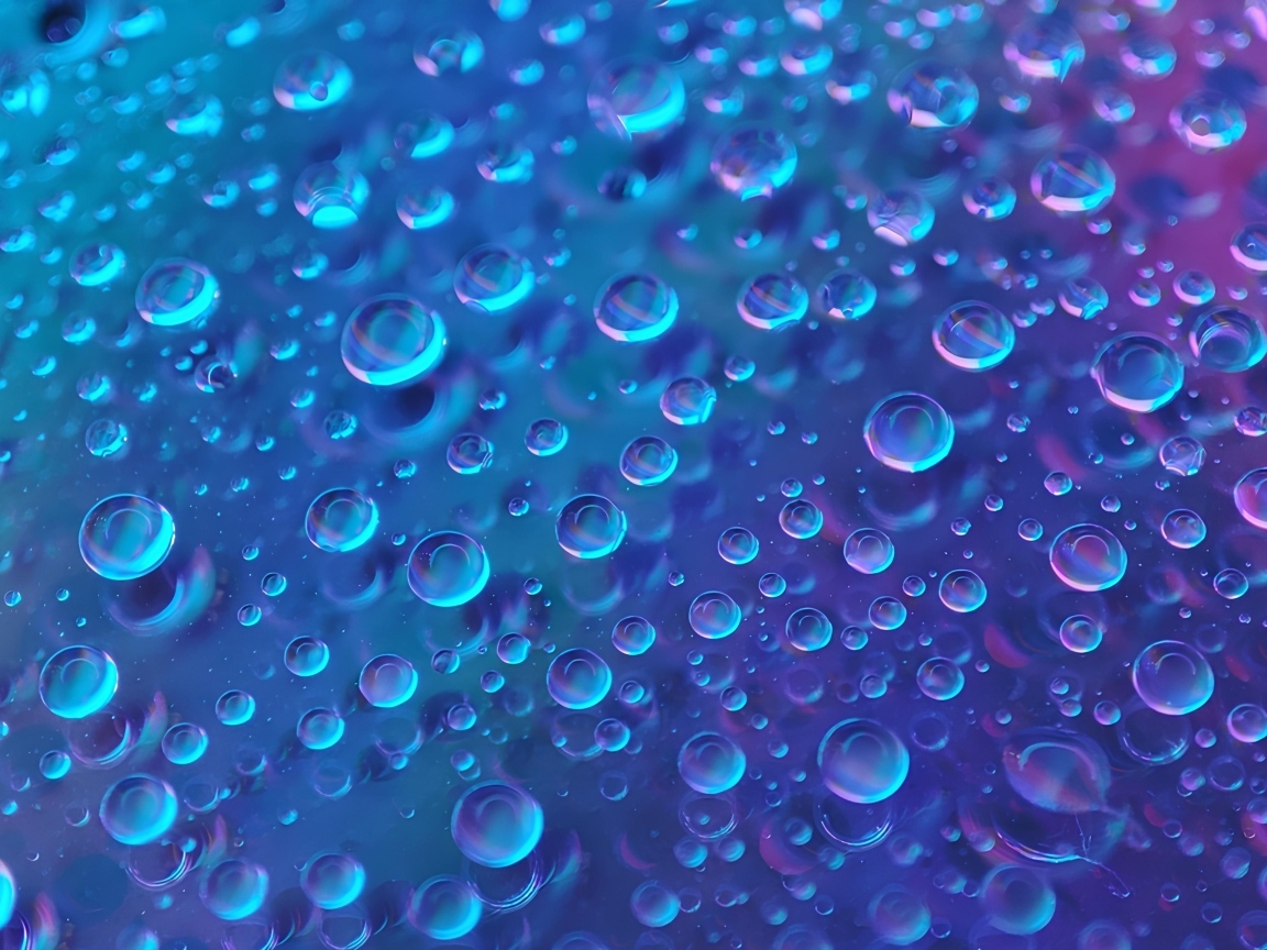 Много капель воды на синем фоне