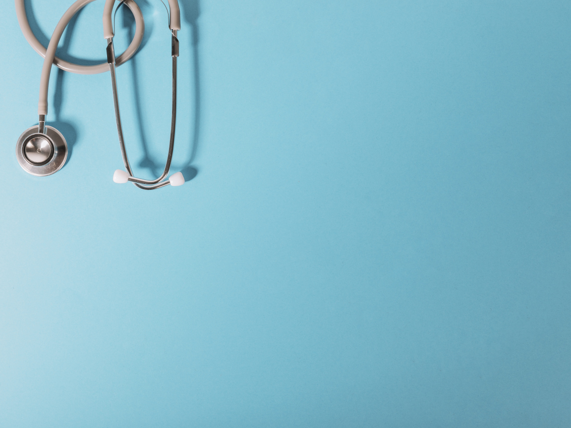 Медицинский стетоскоп на голубом фоне