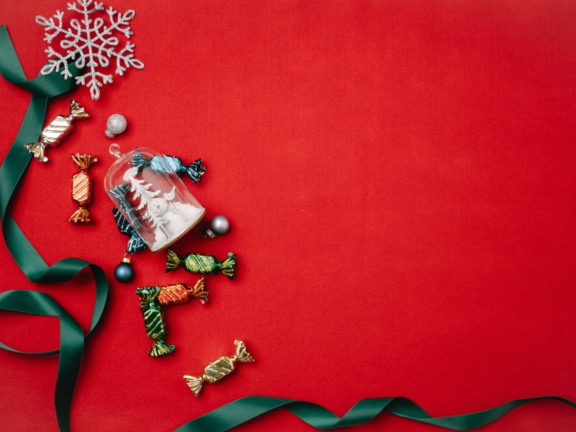 Красный фон с лентой и конфетами