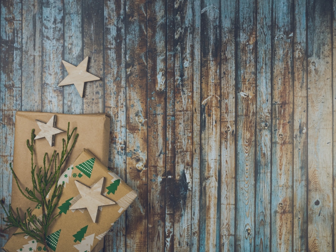 Два подарка на деревянном фоне