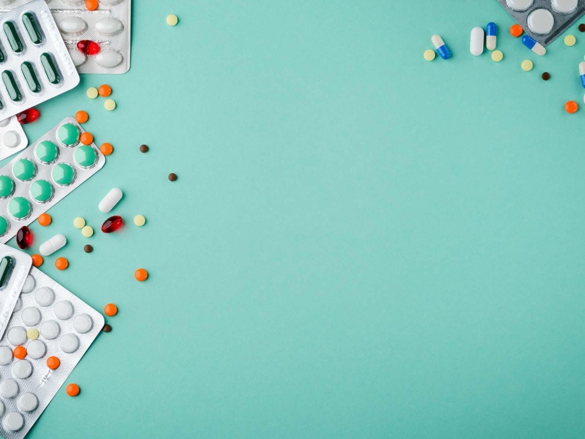 Разные таблетки на голубом фоне