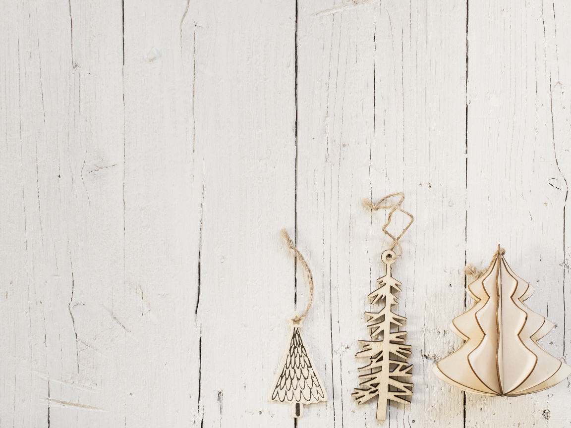 Деревянные елочные украшения  на белом деревянном фоне