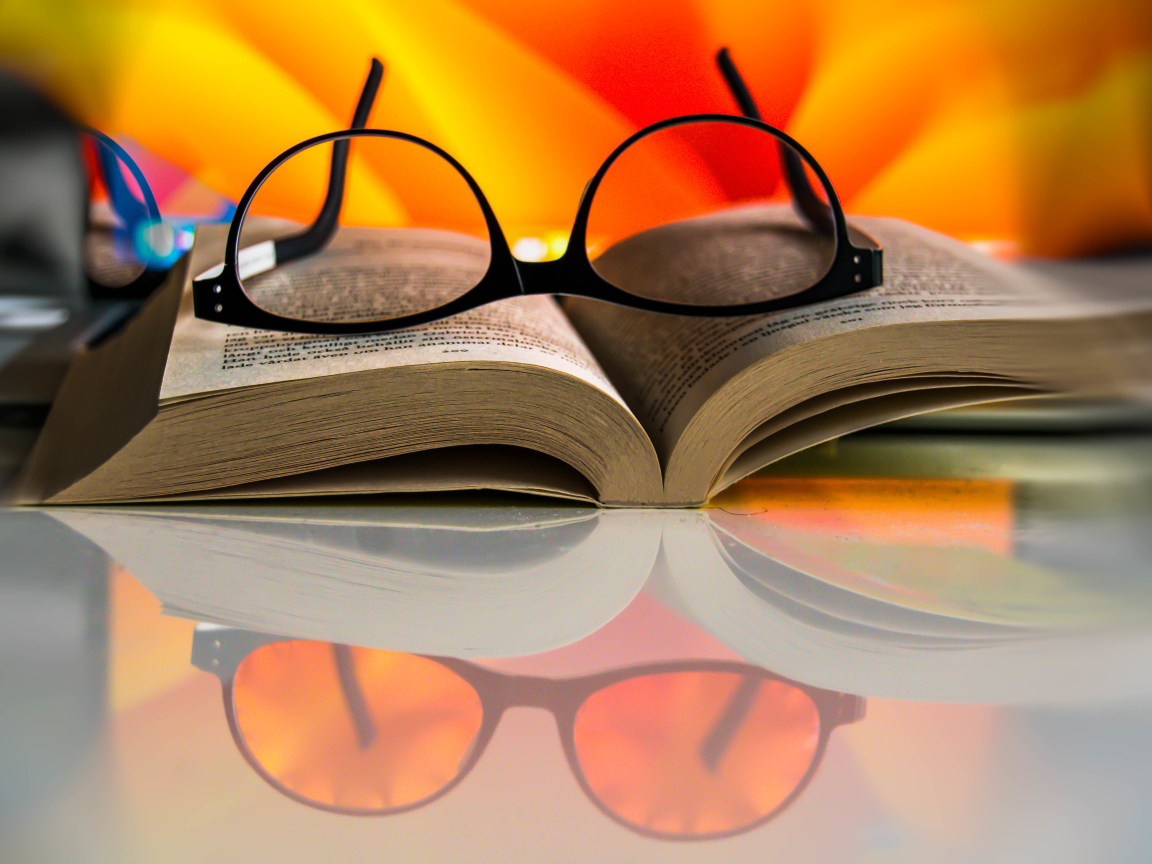 Книга с очками на столе