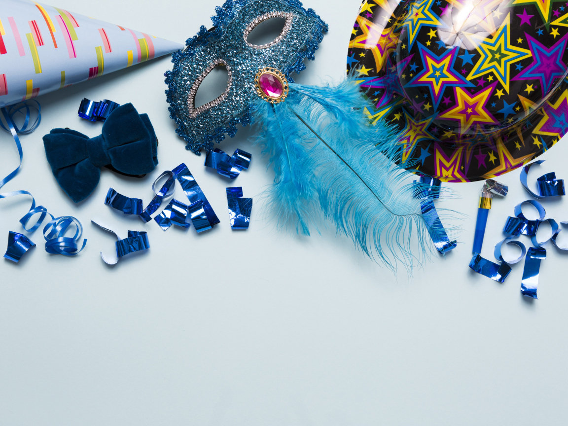 Карнавальная маска и декор на голубом фоне