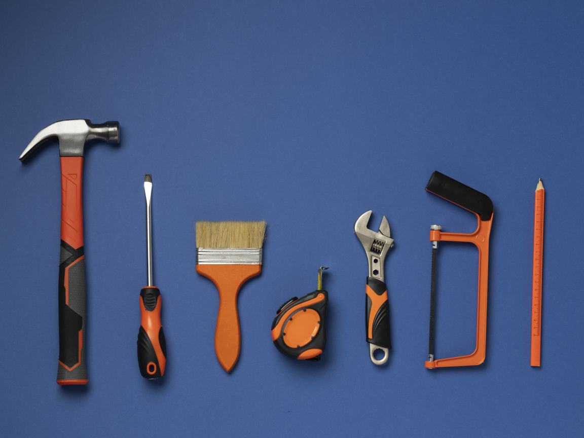 Строительные инструменты на синем фоне