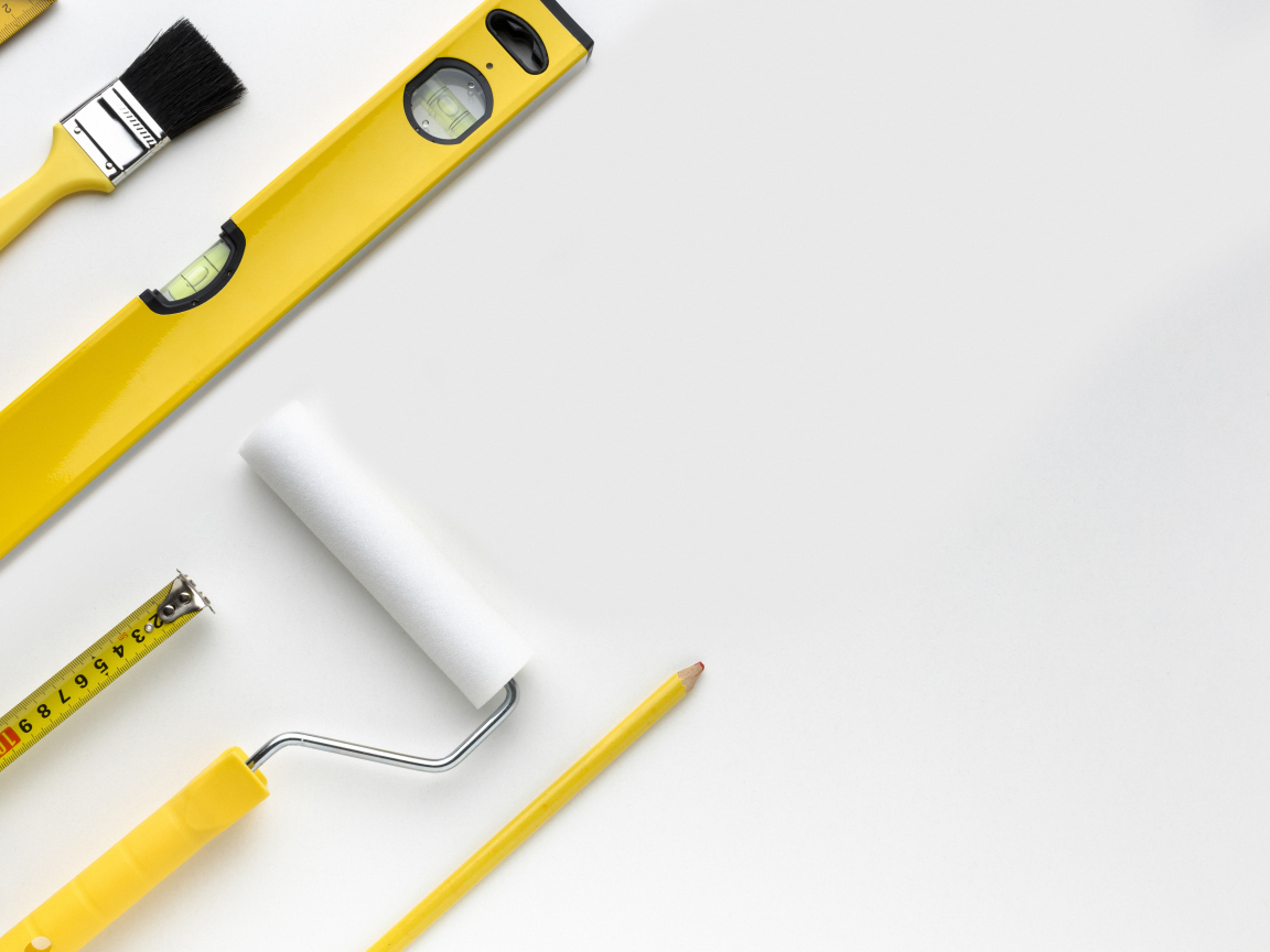 Строительные инструменты на белом фоне