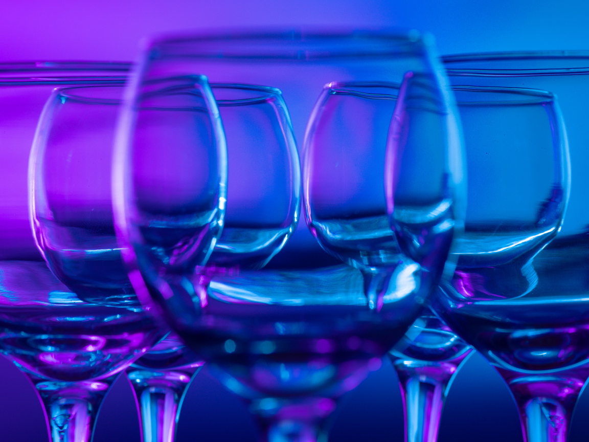 Стеклянные бокалы для вина крупным планом