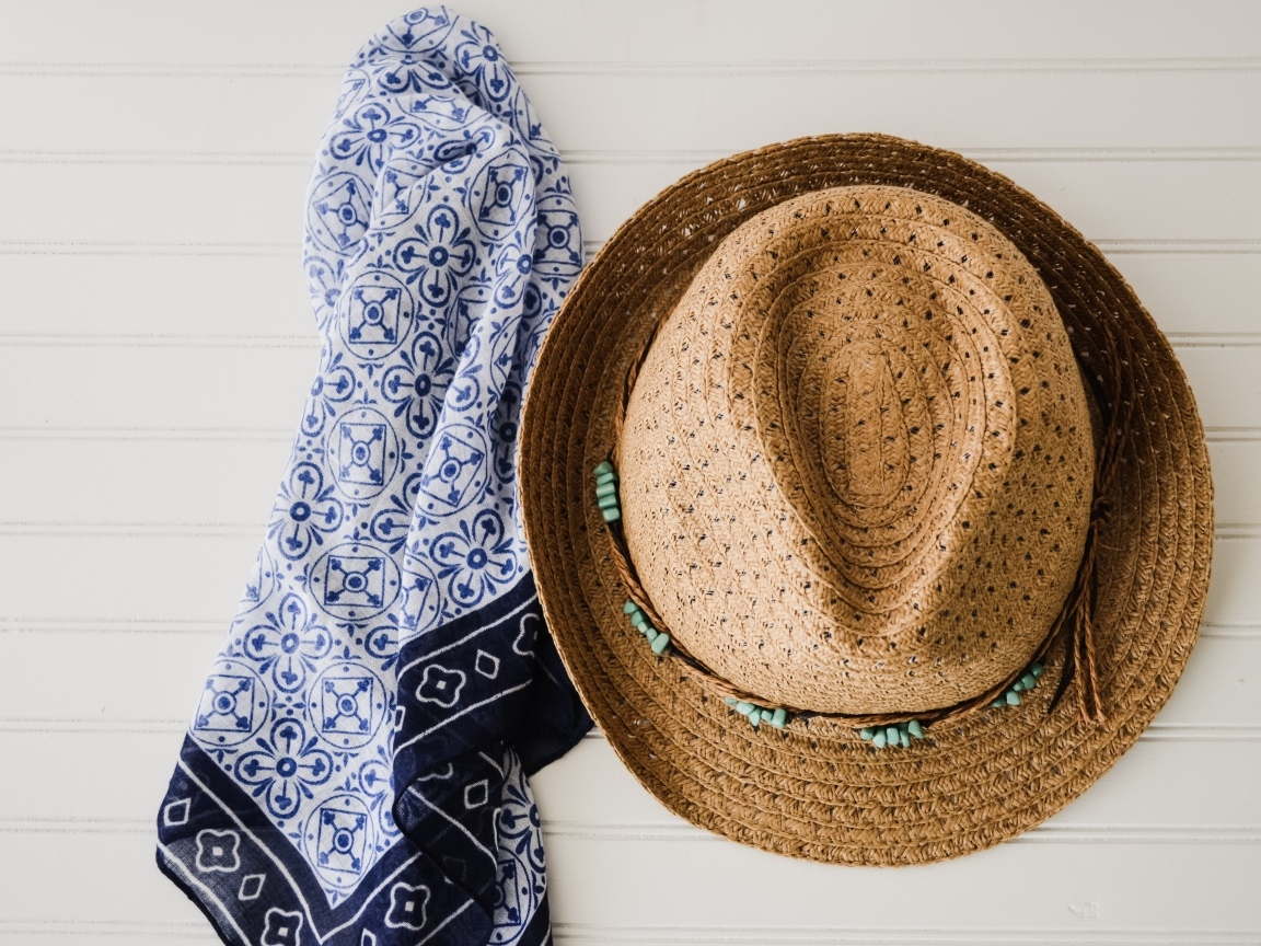 Шляпа и платок висят на стене