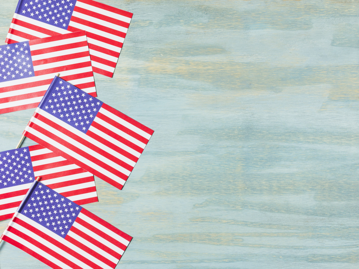 Много флагов Америки на голубом фоне