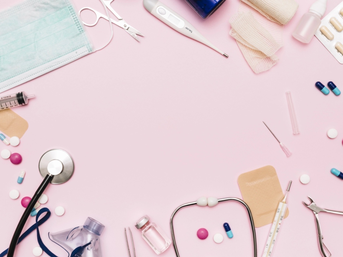 Медицинские атрибуты на розовом фоне