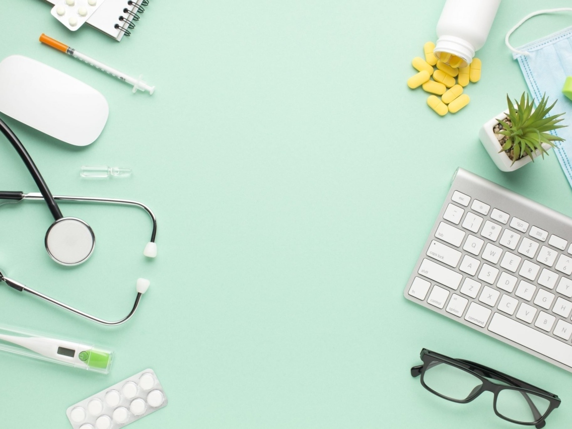 Медикаменты и инструменты на голубом фоне