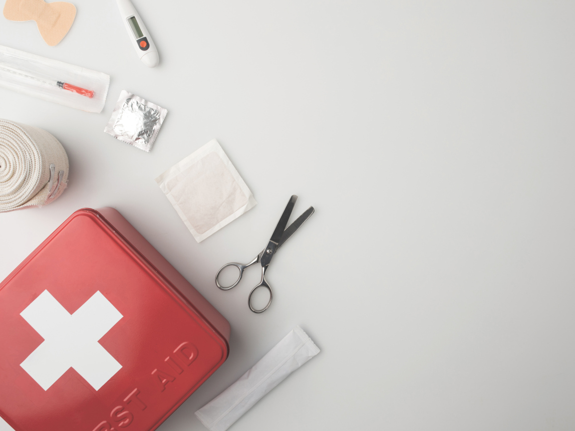 Медикаменты для аптечки на сером фоне