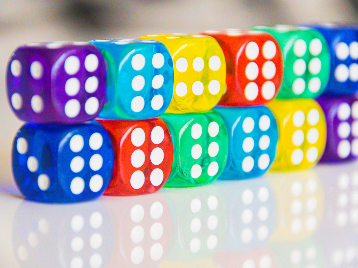 Разноцветные игральные кости на столе