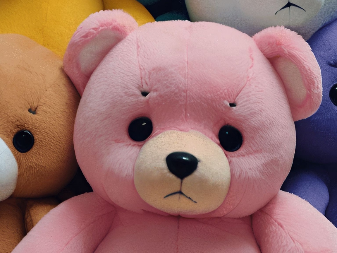 Разноцветные плюшевые медведи крупным планом