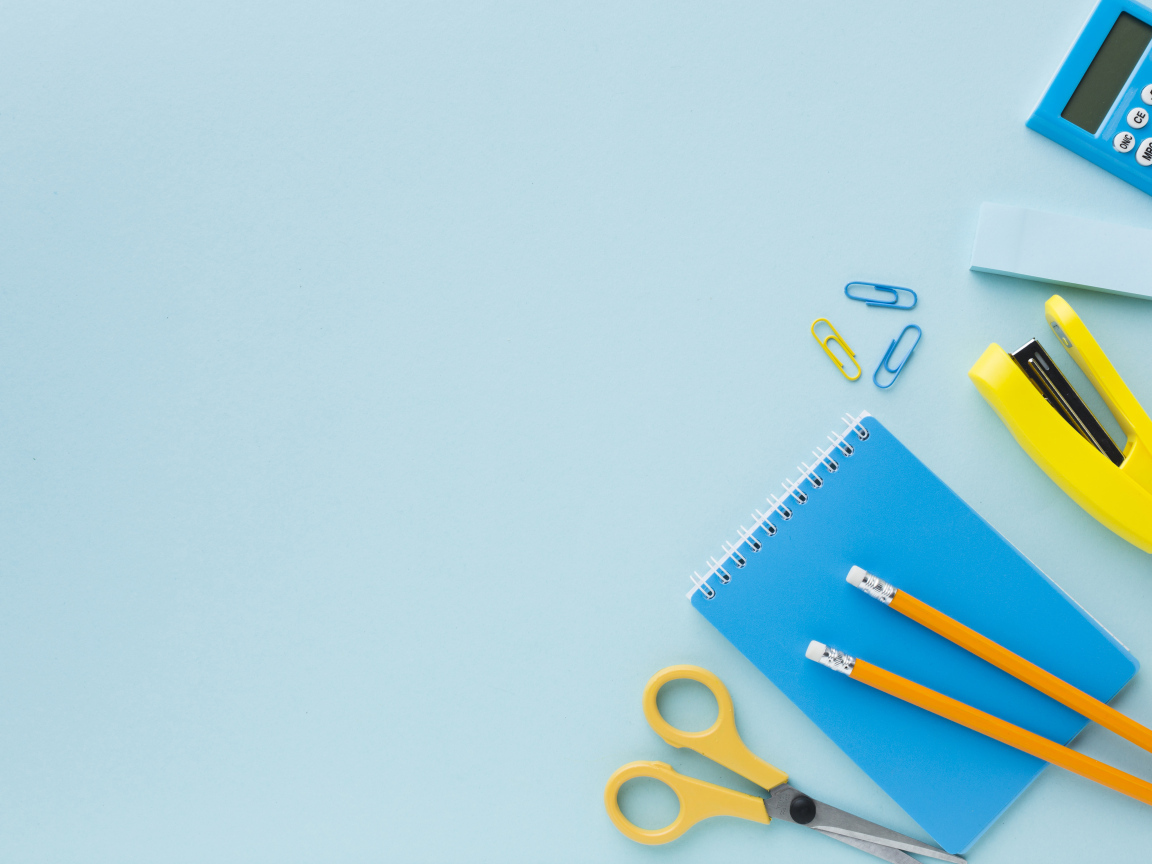 Офисные канцелярские предметы на голубом фоне