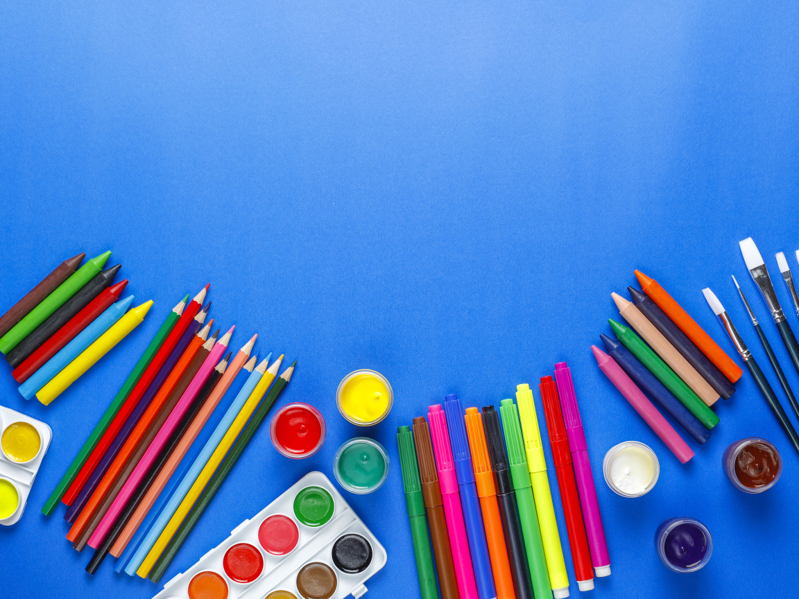 Карандаши, краски, фломастеры и кисти на голубом фоне