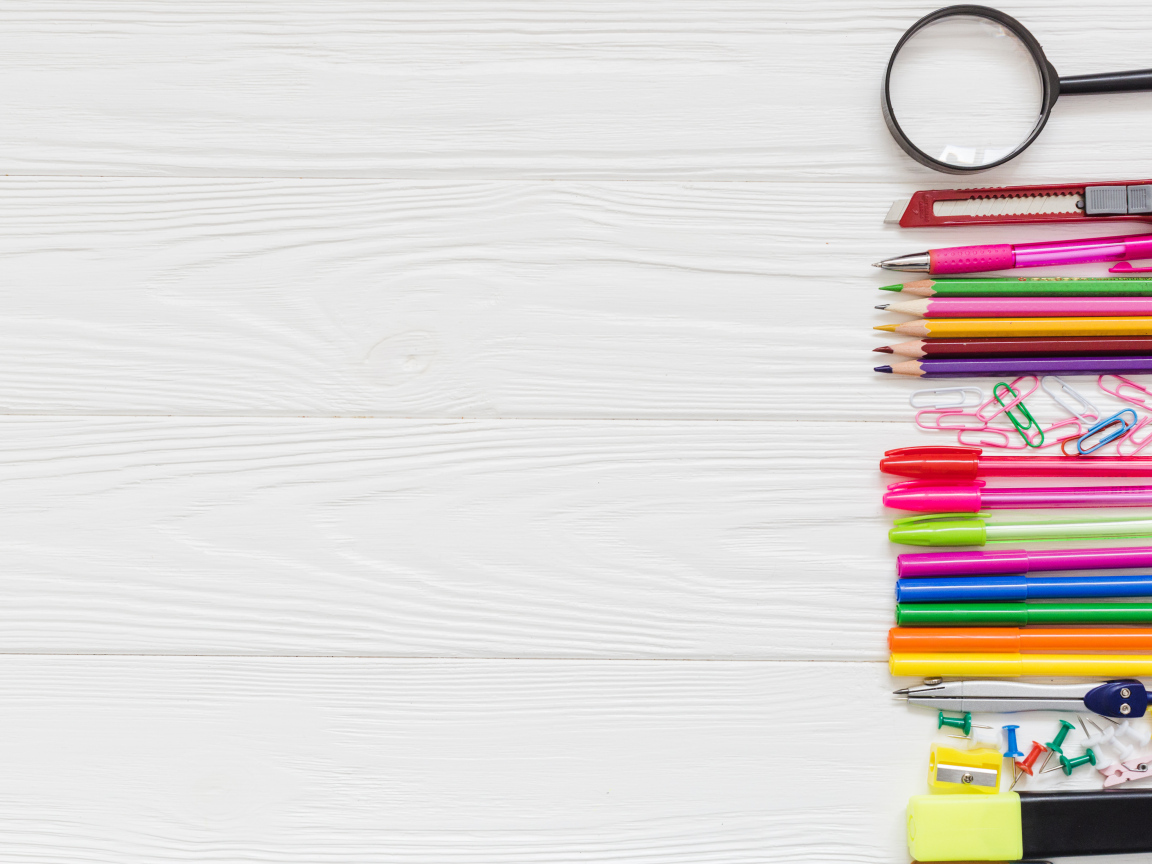 Канцелярские принадлежности на белом деревянном фоне