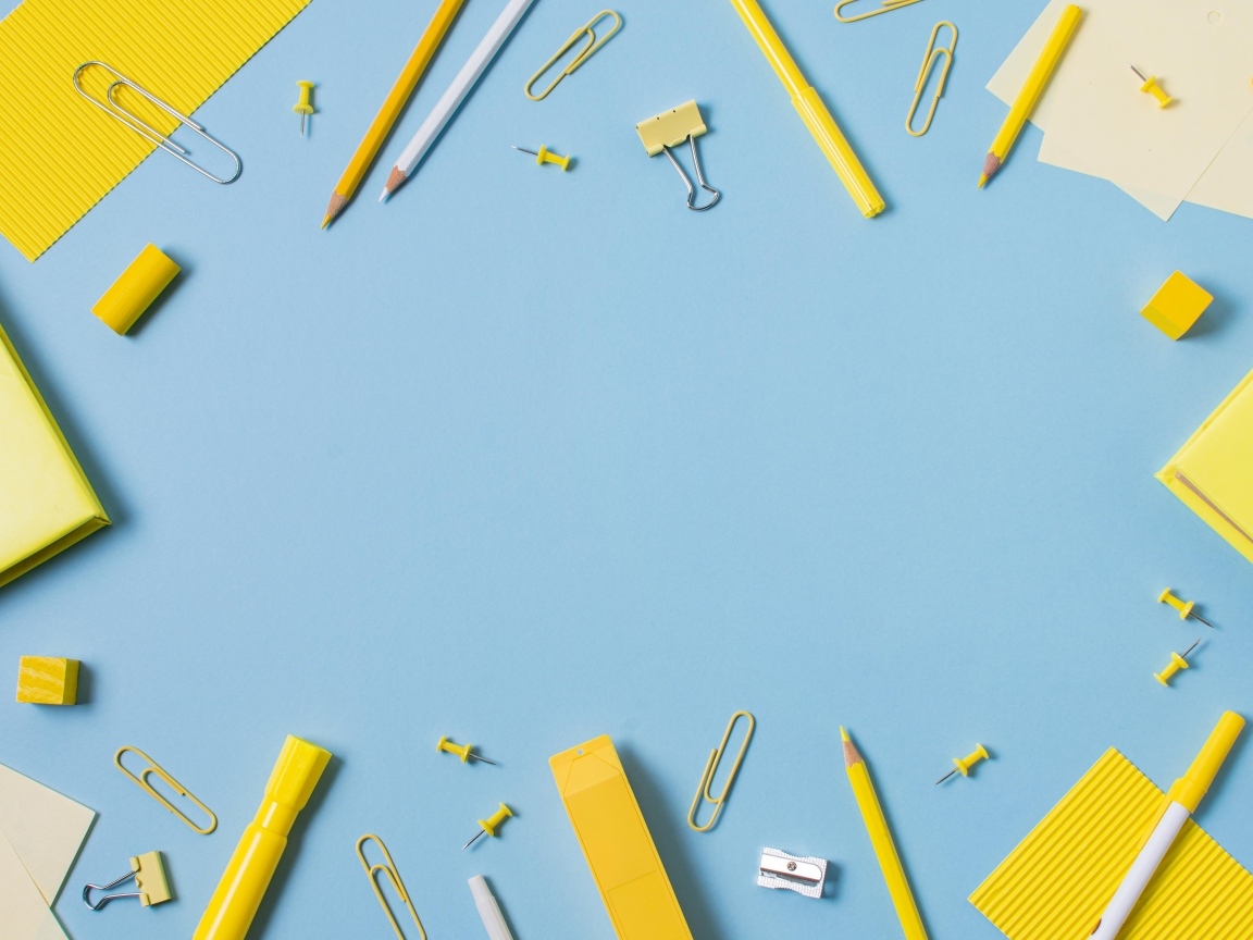 Желтые канцелярские предметы на голубом столе