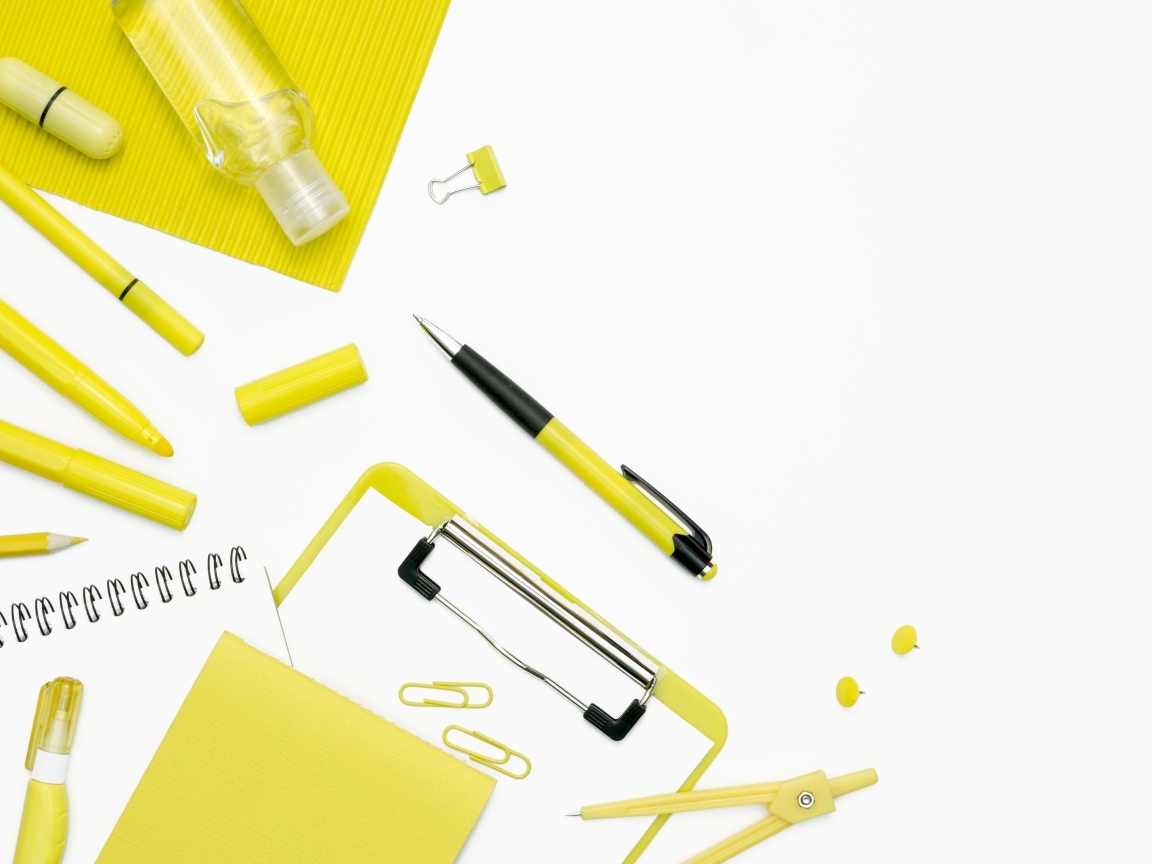 Желтые канцелярские предметы на белом фоне