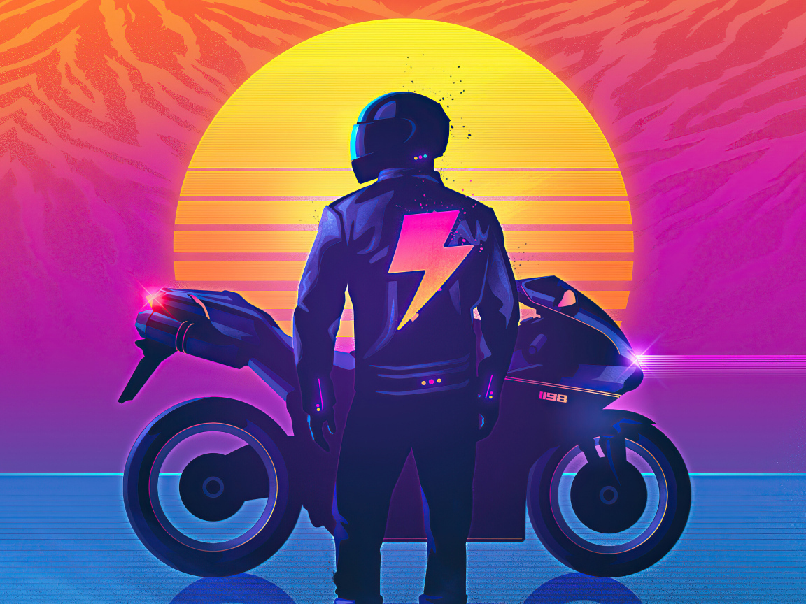 Байкер на мотоцикле на фоне солнца