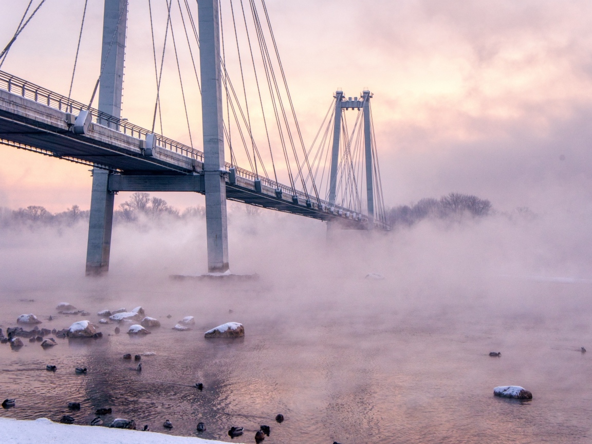 Мост через реку в тумане утром