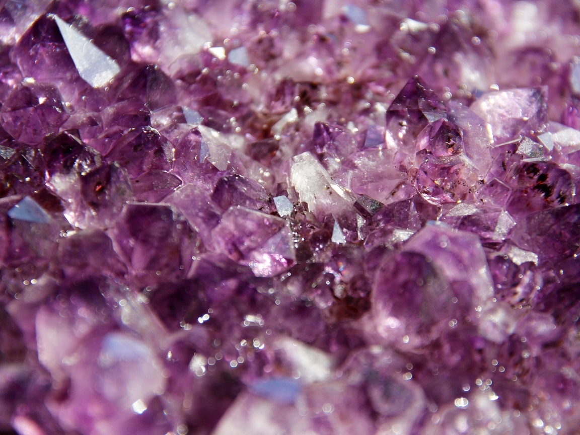 Яркий камень кристалл  аметист