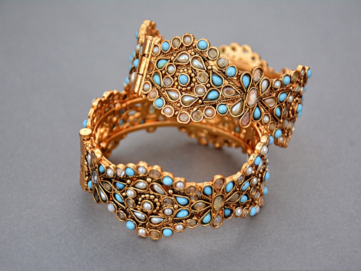 Два красивых браслета на сером фоне