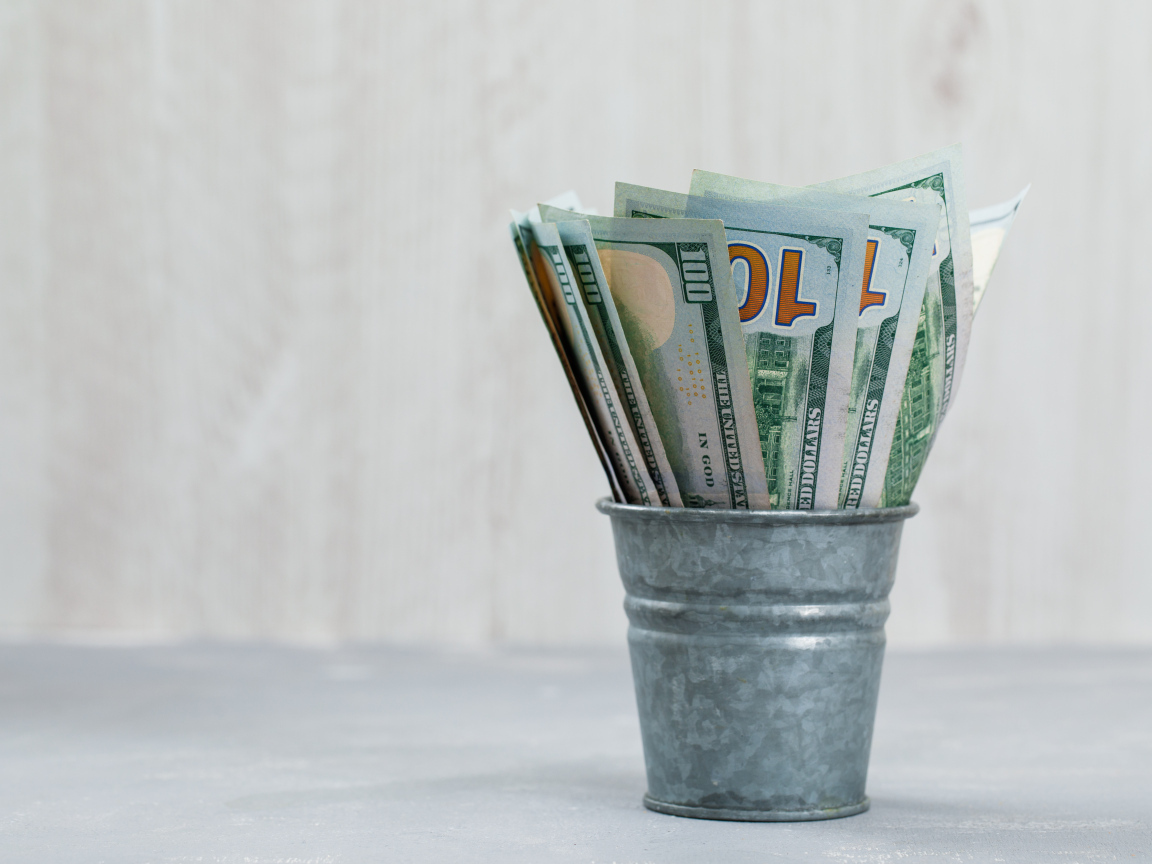 Банкноты в мини ведре на столе