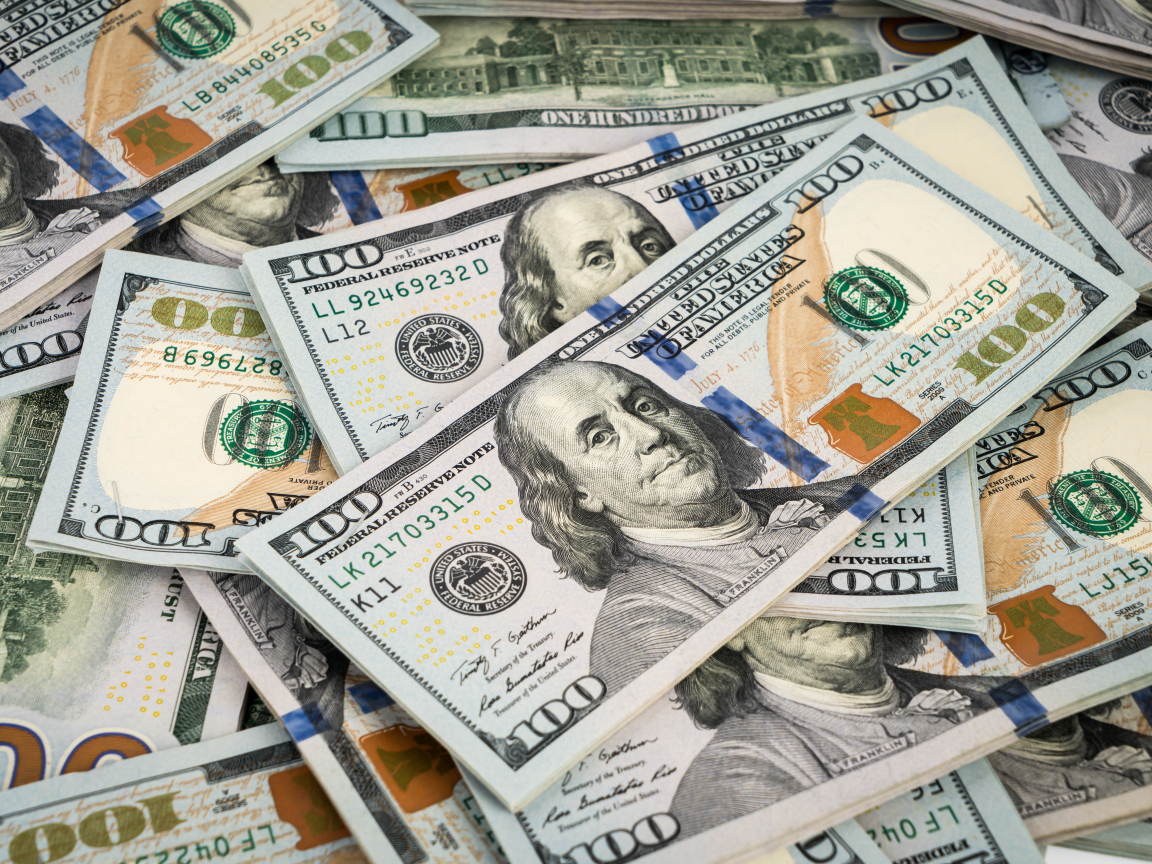 Много купюр долларов вблизи