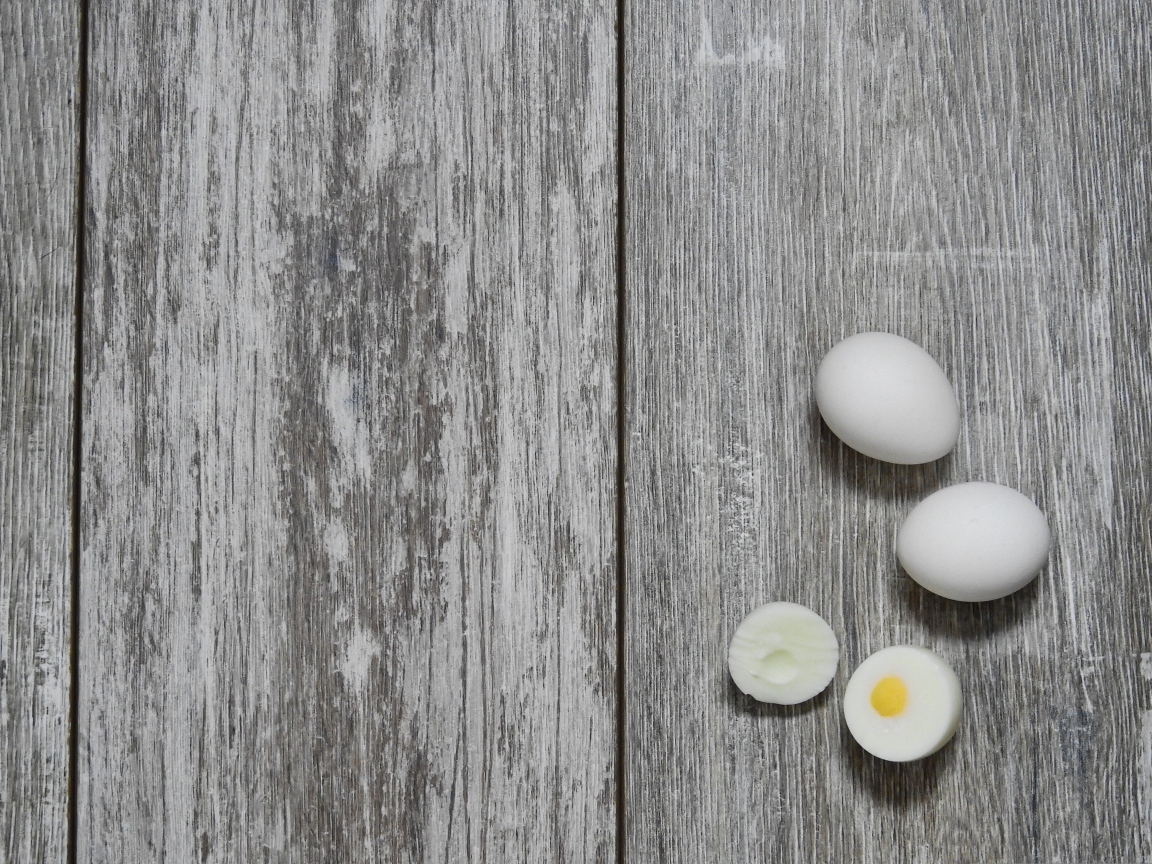 Вареные яйца на деревянном фоне