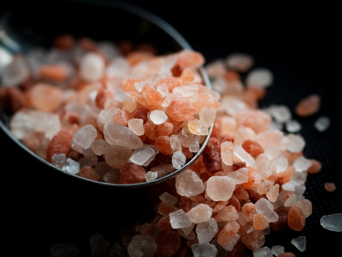 Крупная ароматная соль на ложке