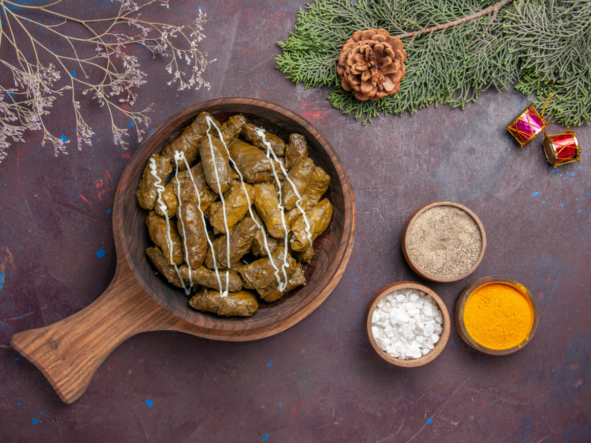 Долма на столе со специями